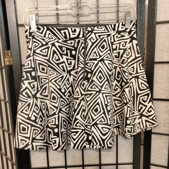 Forever 21 mini skirt size small with back zipper - Picture 2 of 4